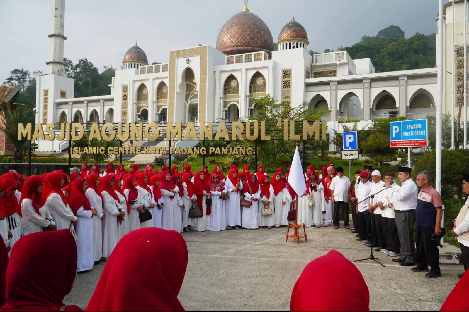 Wako Hendri saat melepas stdy dakwah Lansia Padang Panjang ke kota Solok.